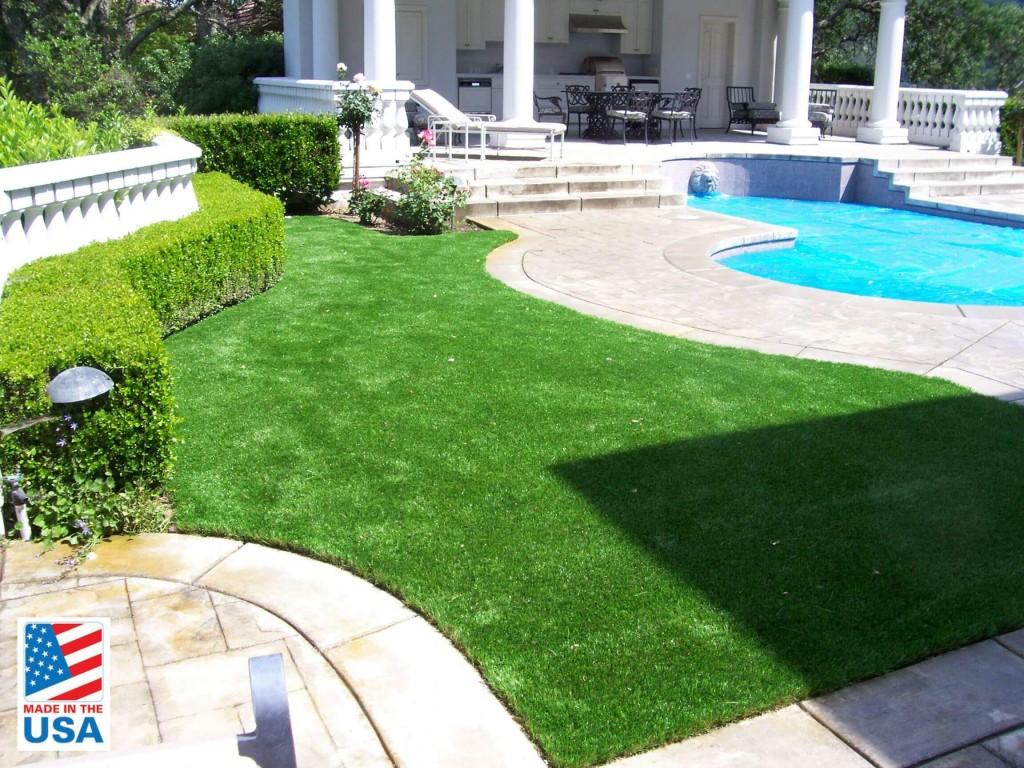 Synthetic splash grass for pools.